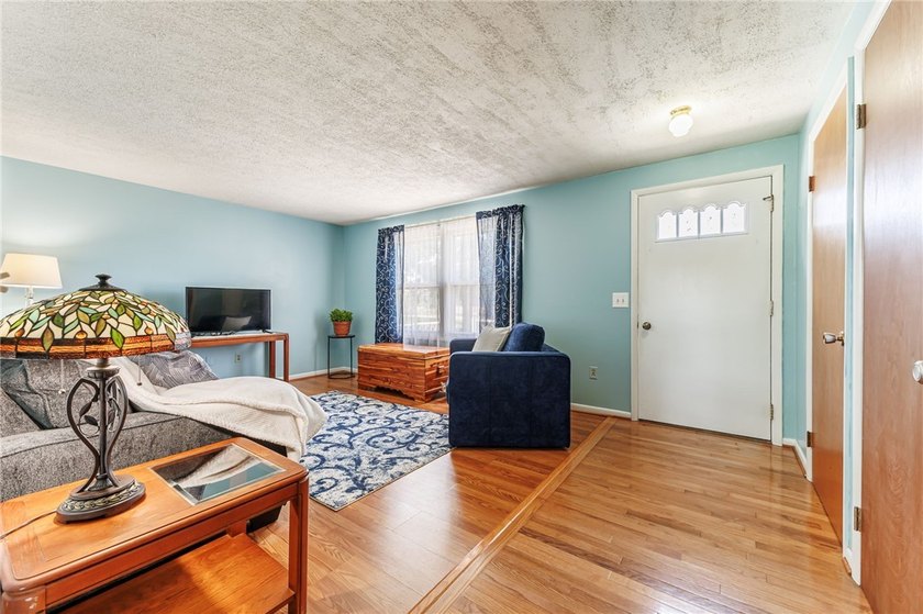Welcome home to this lovingly maintained split-level, proudly - photo 6