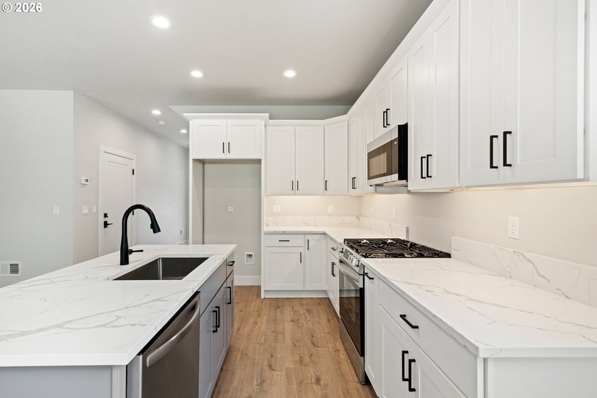Beautiful new Traditional home backing to serene greenspace - photo 10