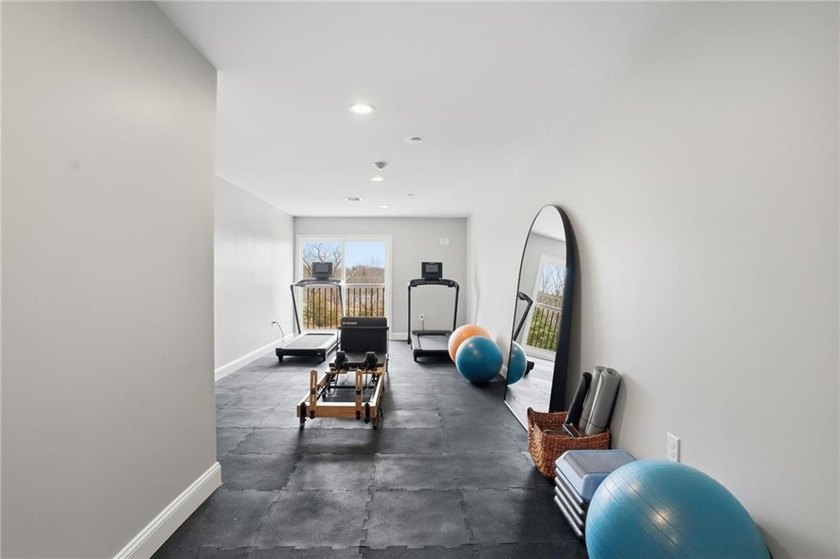 *VERY LARGE 1 BED UNIT ON TOP FLOOR, PRIVATE BALCONY! READY FOR - photo 36