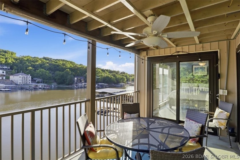Welcome to lake life made easy! This beautifully updated 2 bed - photo 2