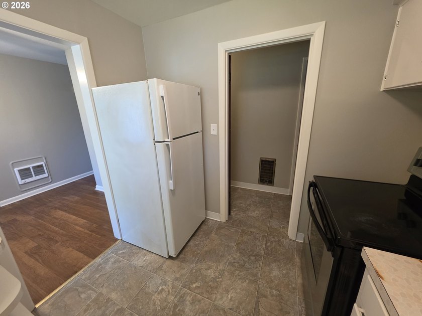 Charming 2-bedroom, 1-bath bungalow offering 894 square feet of - photo 17