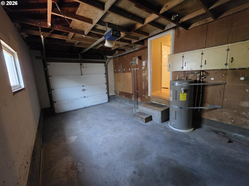 Charming 2-bedroom, 1-bath bungalow offering 894 square feet of - photo 23
