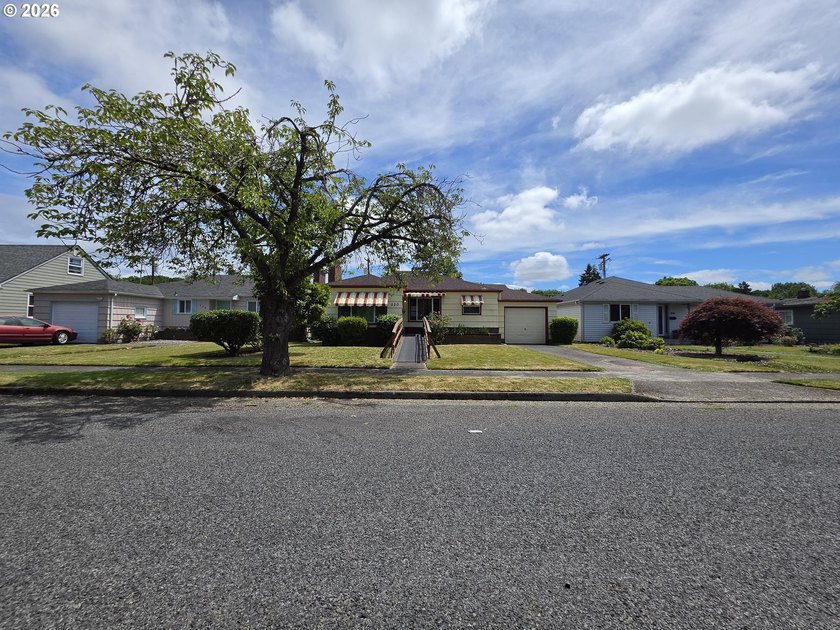 Charming 2-bedroom, 1-bath bungalow offering 894 square feet of - photo 30