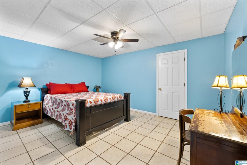LAKEFRONT HOME FOR SALE - TURNKEY &amp; FULLY FURNISHED Rare - photo 33