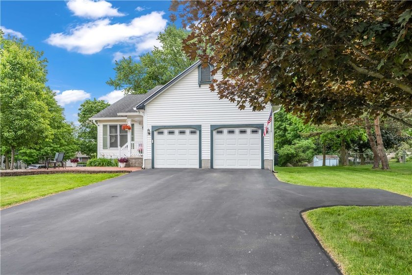 Meticulously maintained and move-in ready, this stunning - photo 2