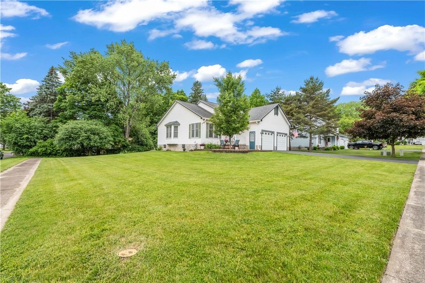 Meticulously maintained and move-in ready, this stunning - photo 4