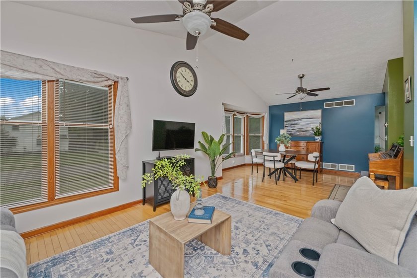 Meticulously maintained and move-in ready, this stunning - photo 8
