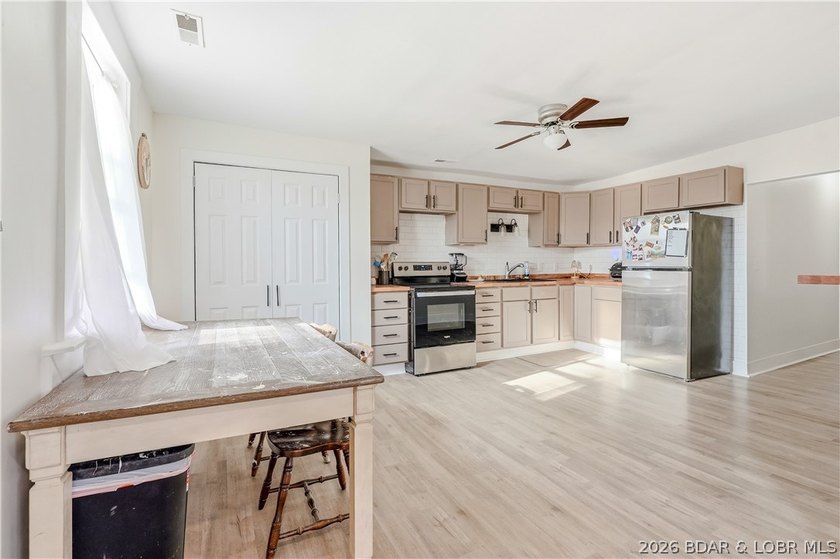 Welcome to this beautifully renovated, move-in-ready home - photo 6