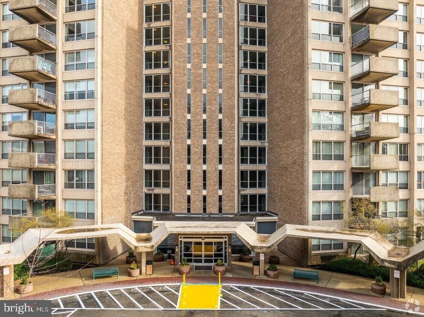 Top-Floor Living with Sweeping Views at Green Hill!  Welcome to - photo 8