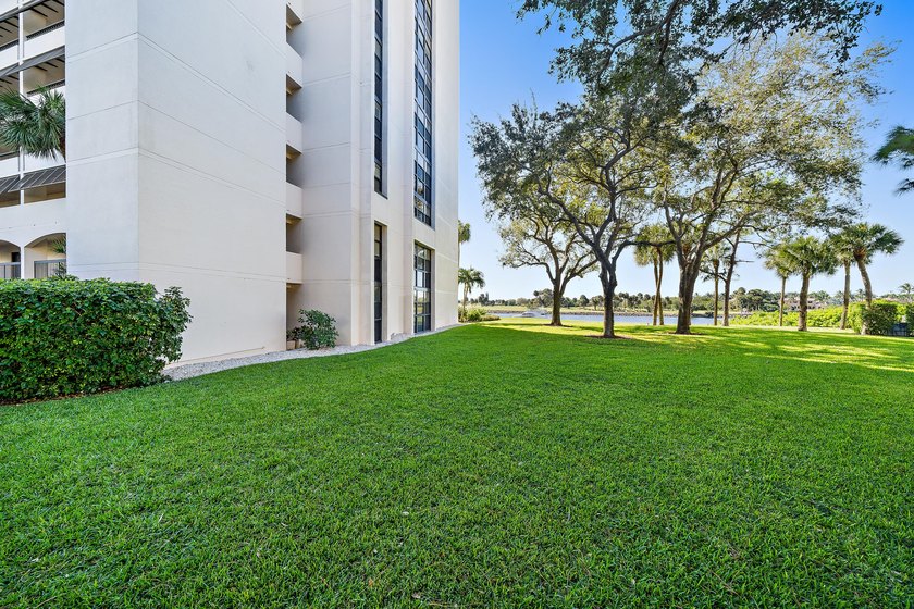 True paradise living in Florida! Rarely available, this spacious - photo 39