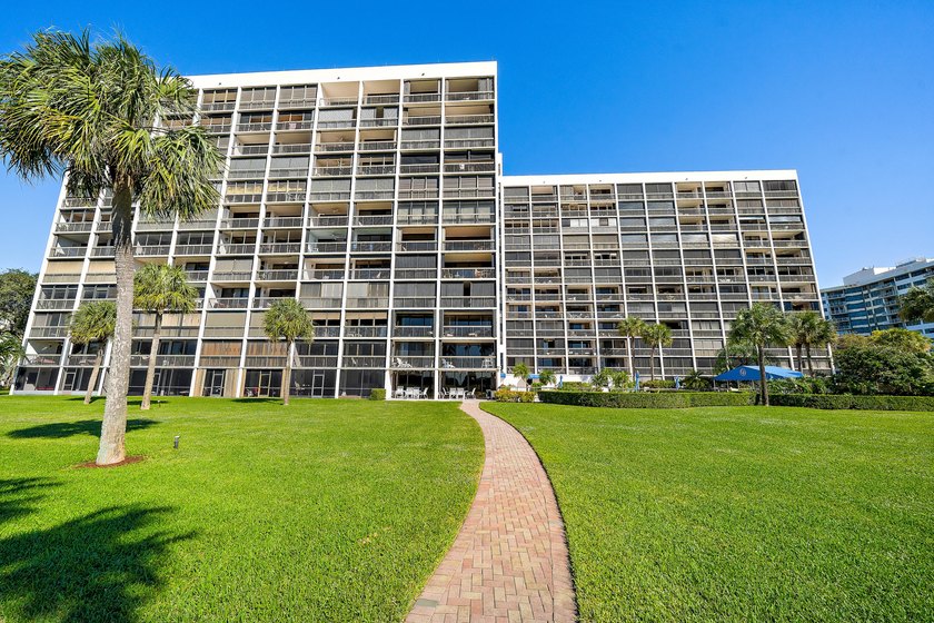 True paradise living in Florida! Rarely available, this spacious - photo 45