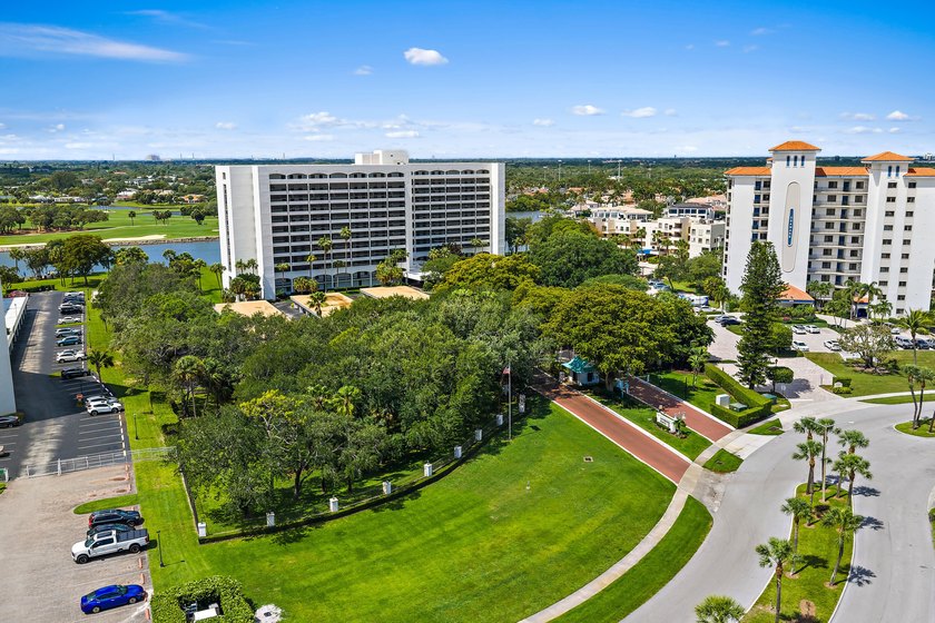 True paradise living in Florida! Rarely available, this spacious - photo 57