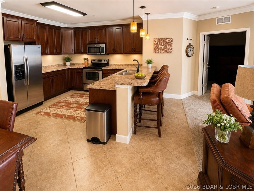 Gorgeous Walk-In Level Condominium with Elevator Access at the - photo 8