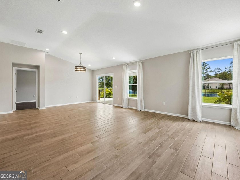 Move in ready, 4 bedroom, 2 bath, easy living floor plan - photo 5
