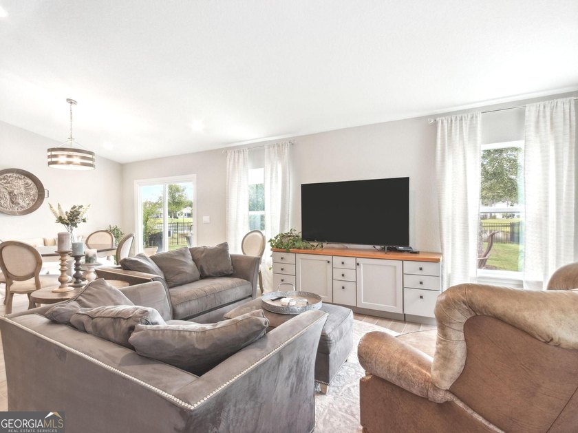 Move in ready, 4 bedroom, 2 bath, easy living floor plan - photo 6