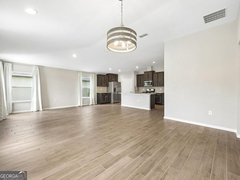 Move in ready, 4 bedroom, 2 bath, easy living floor plan - photo 8