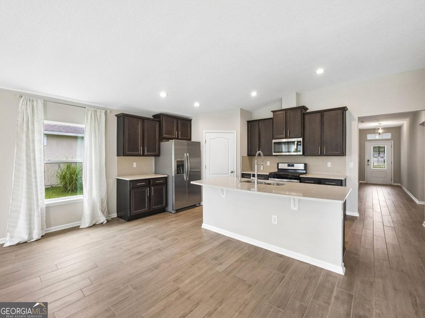 Move in ready, 4 bedroom, 2 bath, easy living floor plan - photo 9
