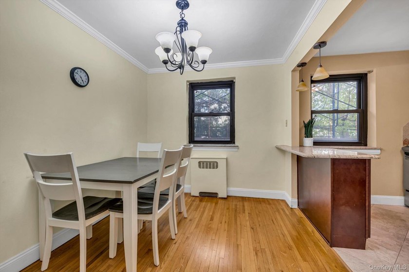 Highly Desirable Sunny Spacious 2 Bedroom, 1 Bathroom includes - photo 7