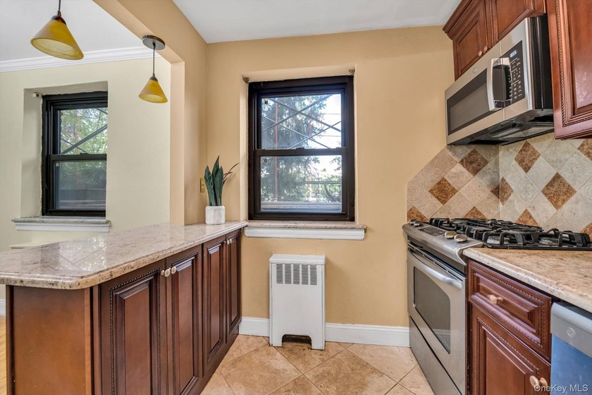 Highly Desirable Sunny Spacious 2 Bedroom, 1 Bathroom includes - photo 8