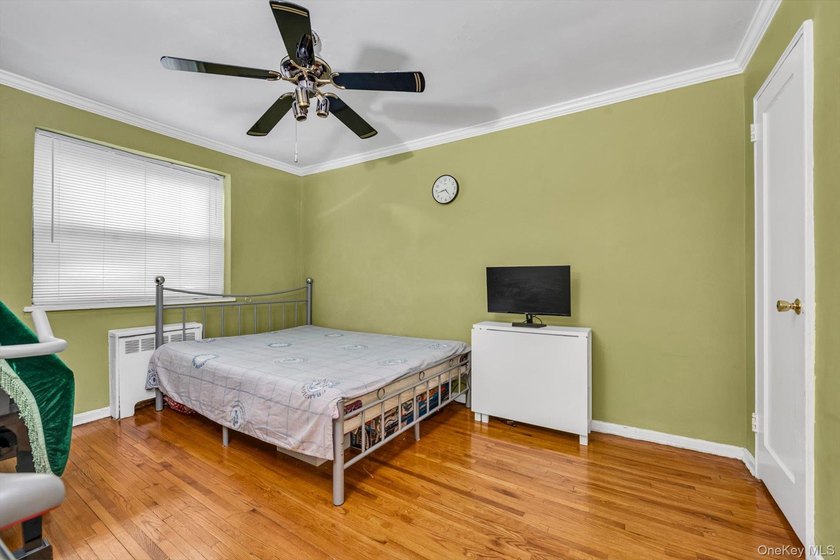 Highly Desirable Sunny Spacious 2 Bedroom, 1 Bathroom includes - photo 10