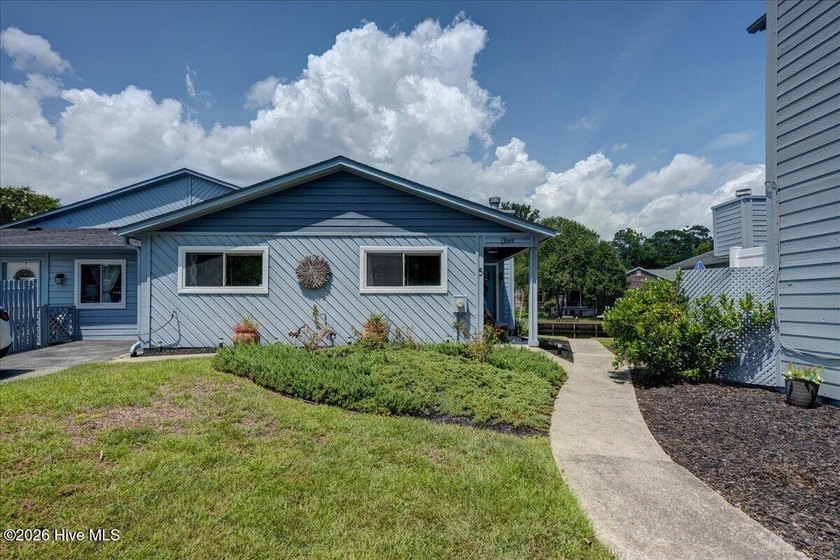 Waterfront Living at It's Finest! Welcome to this beautifully - photo 2