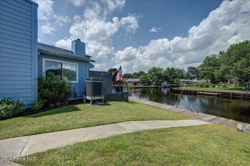 Waterfront Living at It's Finest! Welcome to this beautifully - photo 4