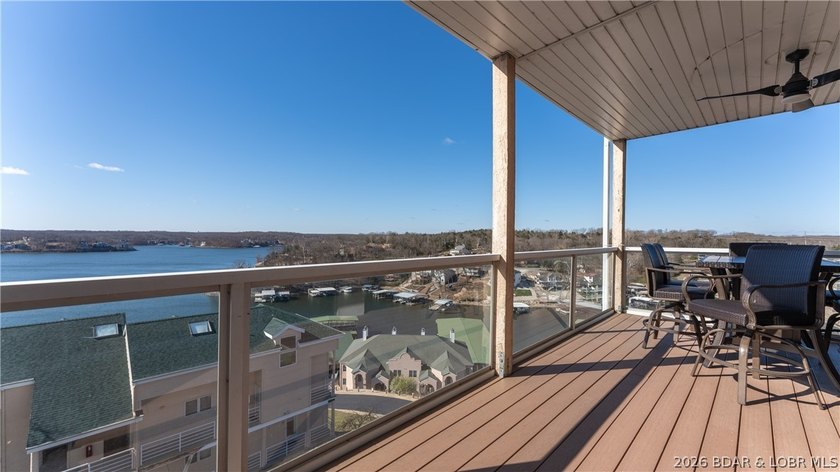 Located at the Lake of the Ozarks, this stunning turnkey 3BR/2BA - photo 2
