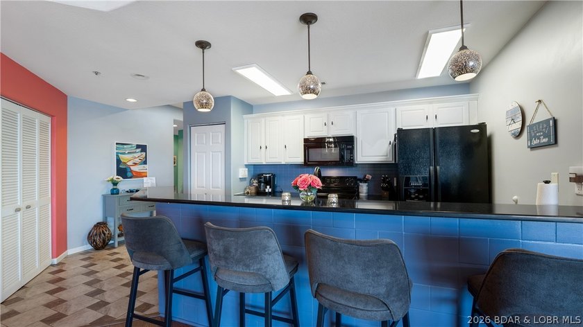 Located at the Lake of the Ozarks, this stunning turnkey 3BR/2BA - photo 3