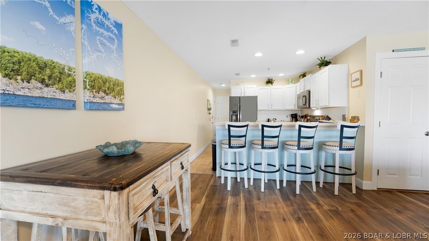 Experience the perfect blend of modern comfort &amp; lakeside living - photo 4
