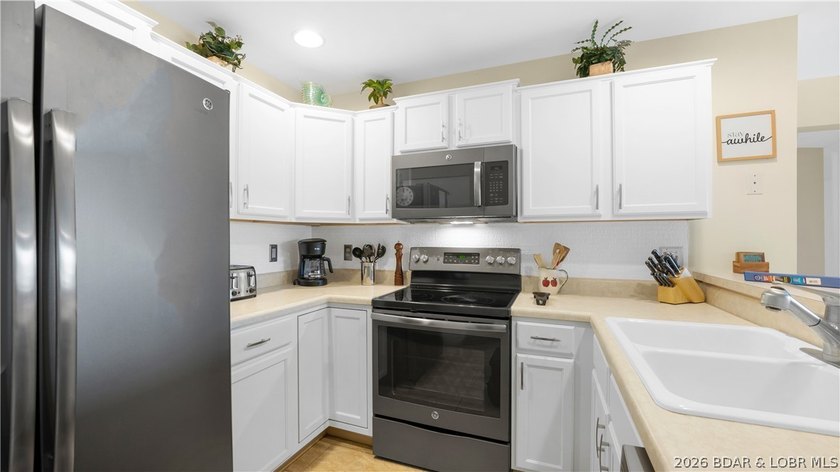 Experience the perfect blend of modern comfort &amp; lakeside living - photo 6