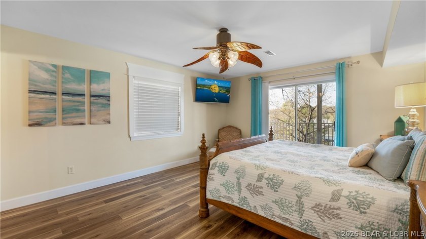 Experience the perfect blend of modern comfort &amp; lakeside living - photo 7