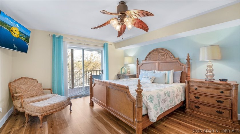 Experience the perfect blend of modern comfort &amp; lakeside living - photo 8