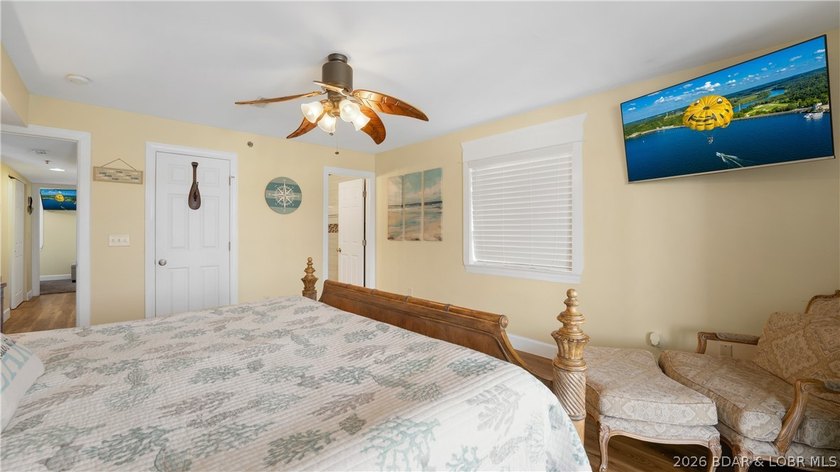 Experience the perfect blend of modern comfort &amp; lakeside living - photo 9