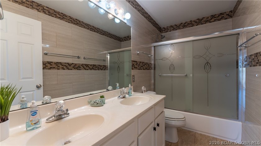 Experience the perfect blend of modern comfort &amp; lakeside living - photo 10