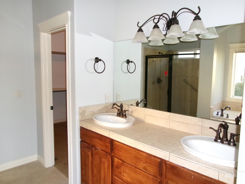 Beautiful Custom Home on the 12th Fairway of Redhawk Golf Course - photo 10