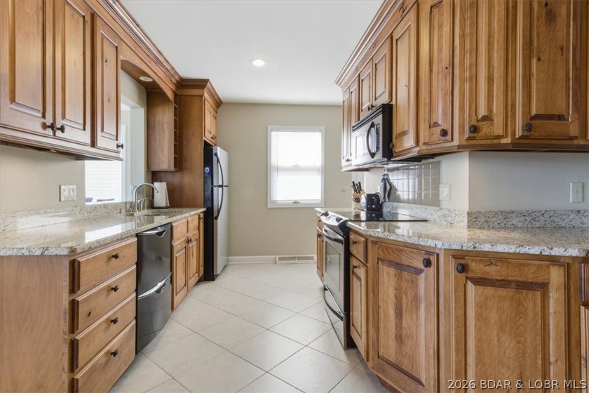 This stunning 5 bedroom home features breathtaking panoramic - photo 8