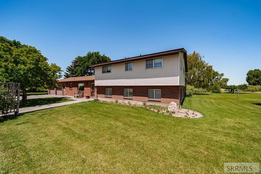 Experience the beauty of riverfront living with this incredible - photo 3