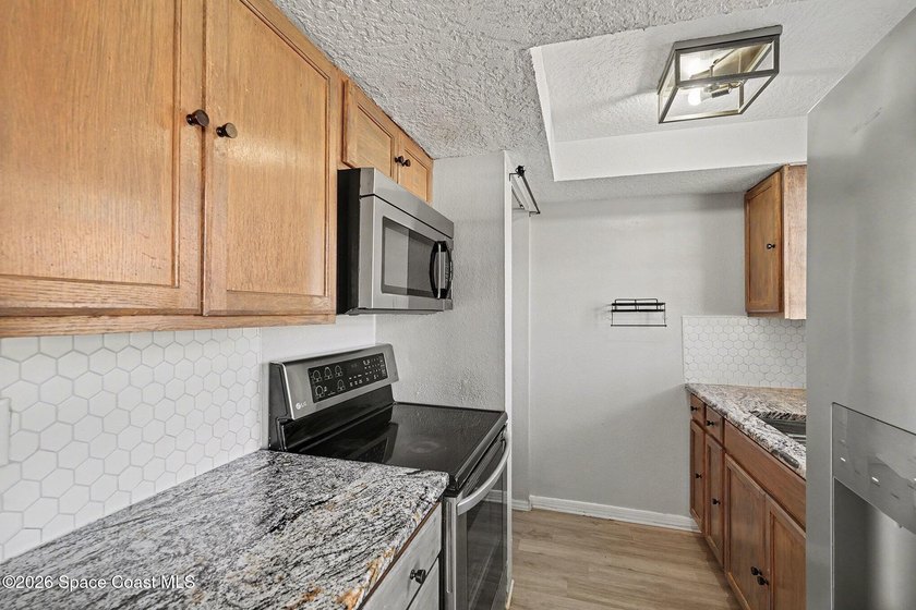 Beautifully Remodeled Townhome Near Everything! This spacious - photo 11