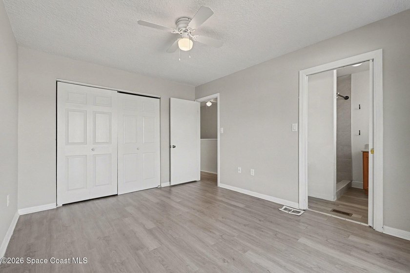 Beautifully Remodeled Townhome Near Everything! This spacious - photo 15