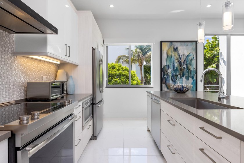Welcome to Moderne Boca Raton, where contemporary architecture - photo 17