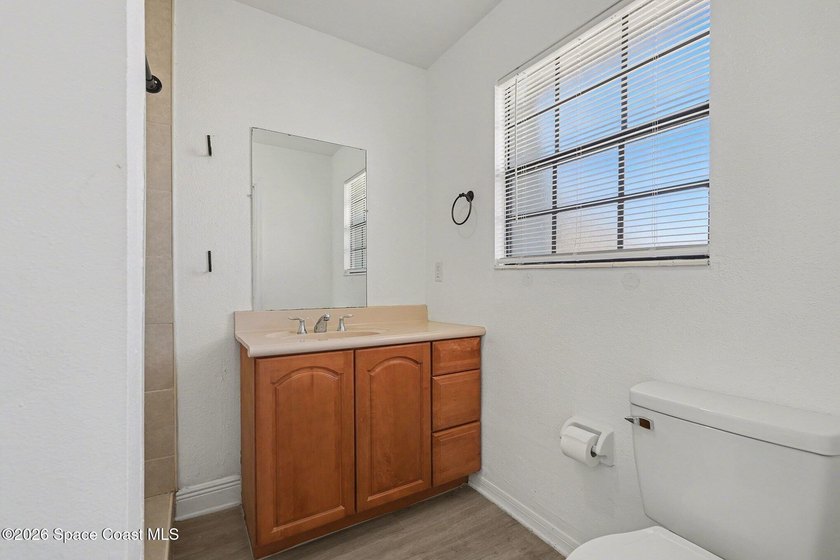 Beautifully Remodeled Townhome Near Everything! This spacious - photo 17