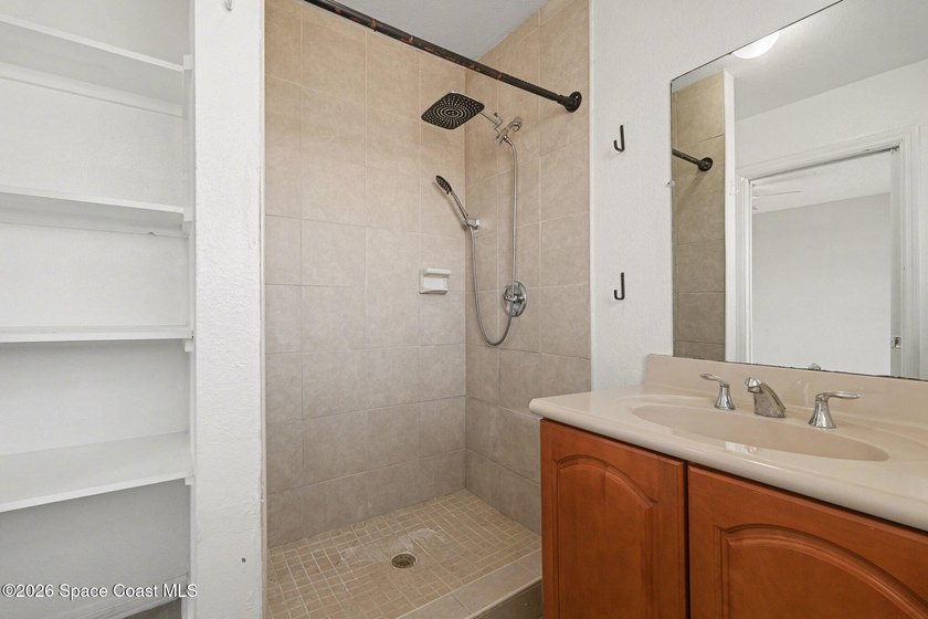 Beautifully Remodeled Townhome Near Everything! This spacious - photo 18