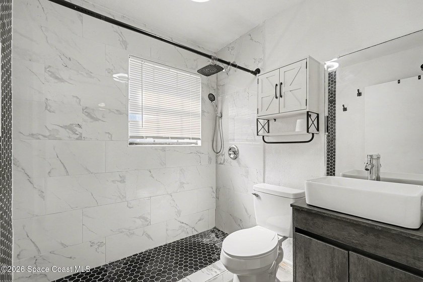 Beautifully Remodeled Townhome Near Everything! This spacious - photo 22