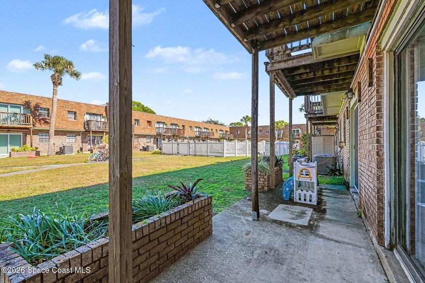 Beautifully Remodeled Townhome Near Everything! This spacious - photo 25