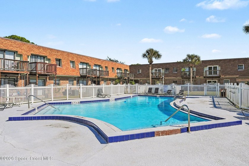Beautifully Remodeled Townhome Near Everything! This spacious - photo 27
