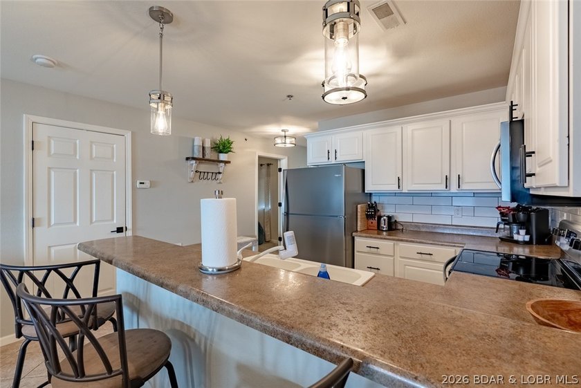 Enjoy large lake views and effortless access at this beautifully - photo 7