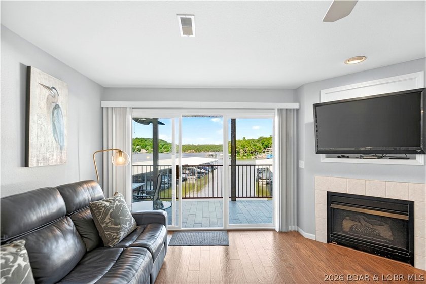 Beautiful 3-bedroom, 2-bath lakefront condo at Clearwater - photo 4