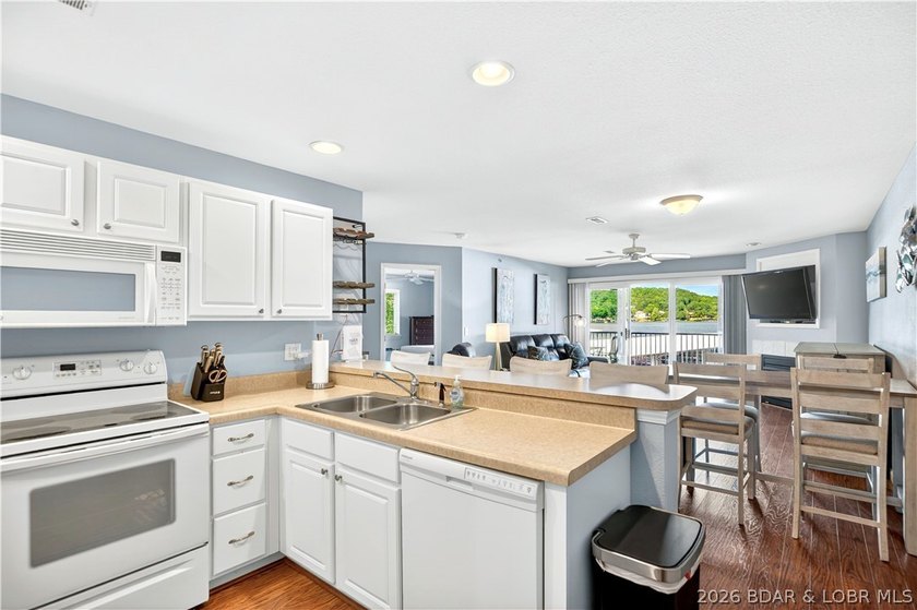 Beautiful 3-bedroom, 2-bath lakefront condo at Clearwater - photo 7