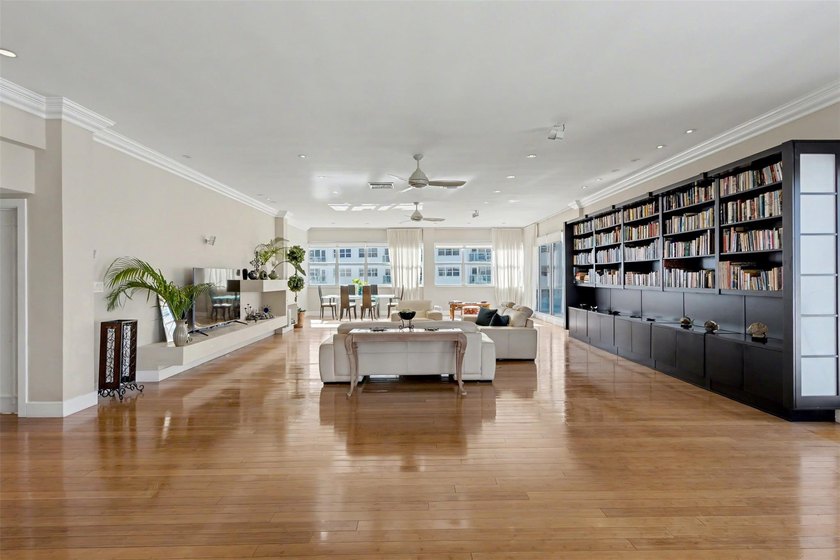 THIS SPECTACULAR PH WITH SPECTACULAR VIEWS AND EXPANSIVE - photo 21