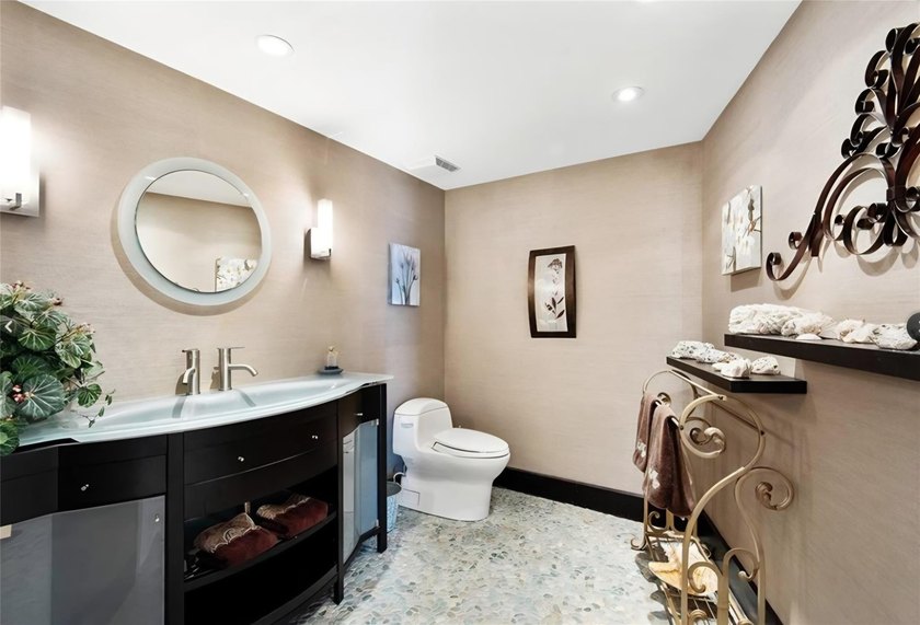 THIS SPECTACULAR PH WITH SPECTACULAR VIEWS AND EXPANSIVE - photo 27
